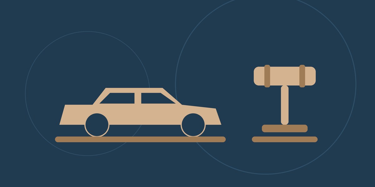 Ilustração de um carro ao lado de um martelo de juiz, representando a ação judicial de busca e apreensão de veículo